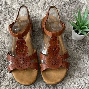 NATURAL SOUL Tan Sandals